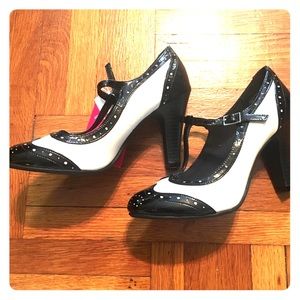 Pinup Saddle Pumps with Straps